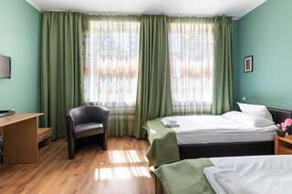 Отель Spare Hotel and Bowling Рига Улучшенный классический трехместный номер, предоставляется доступ в боулинг-2