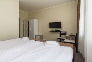 Отель Spare Hotel and Bowling Рига Улучшенный двухместный номер с 1 кроватью или 2 отдельными кроватями, предоставляется доступ в боулинг-3